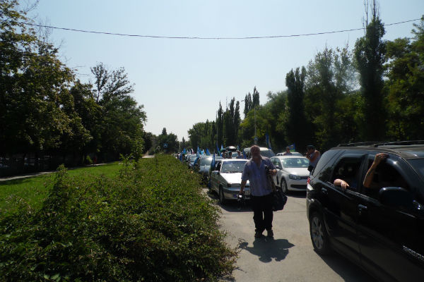 «Расплескалась синева по беретам» участников автопробега в Шахтах и отдаленных поселках города