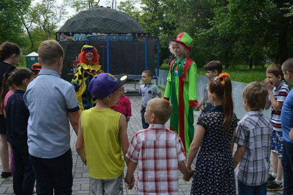 Возле Шахтинского планетария состоялся детский праздник