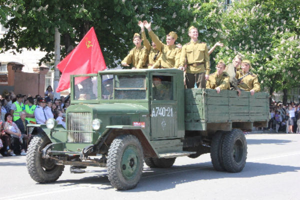 В Шахтах прошел военизированный парад и  выставка боевой техники 1941-45 годов
