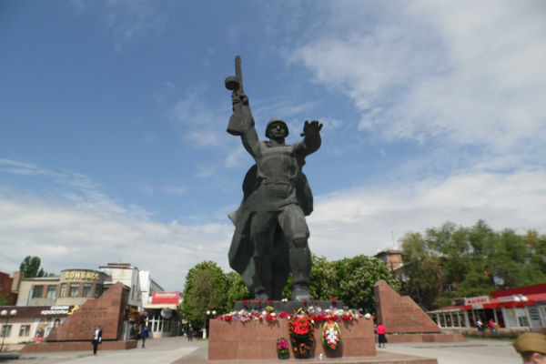 Шахтинцы возложили цветы к памятнику Солдата-освободителя и Мемориалу в Александровском парке
