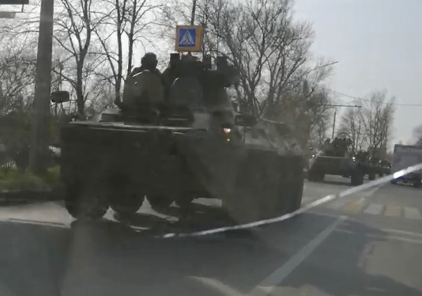 Народный репортер: очевидец снял на видео колонну БТРов, въезжающих в Ростов