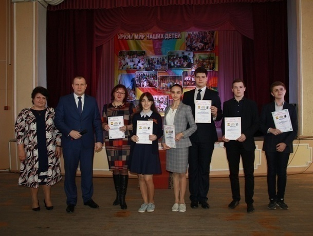 Самых умных шахтинских школьников наградили дипломами победителей научной конференции