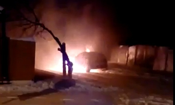 Полыхающий ярким пламенем автомобиль сняли на видео жители посёлка ХБК в Шахтах