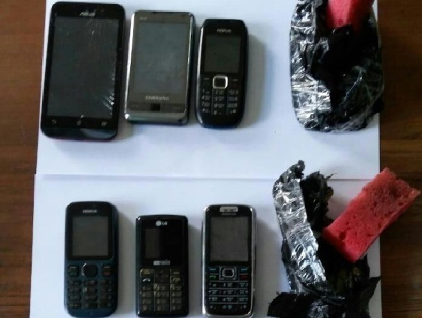 Тринадцать телефонов пытались перебросить в шахтинскую колонию