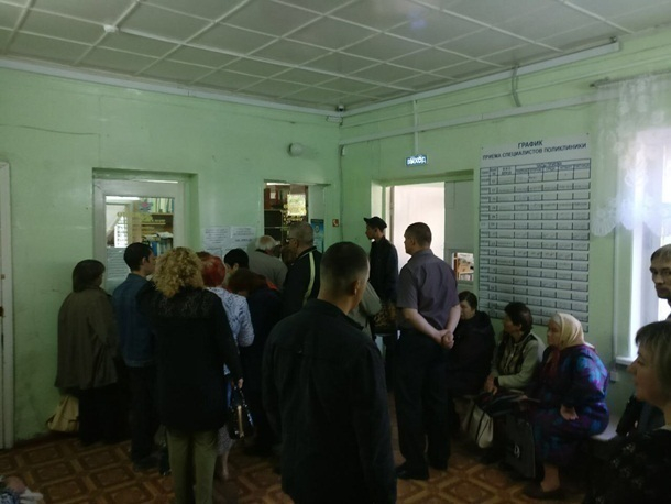 Огромные очереди в регистратуру и ужасный подъезд ожидают шахтинцев в больнице №2