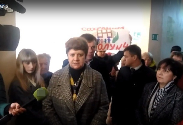 Громким скандалом сопровождалась встреча шахтинцев с властями в школе в посёлке Петровка