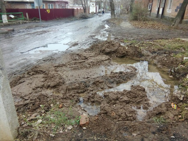 О ремонте водопровода в посёлке Артём в Шахтах чиновники подумают в 2018 году