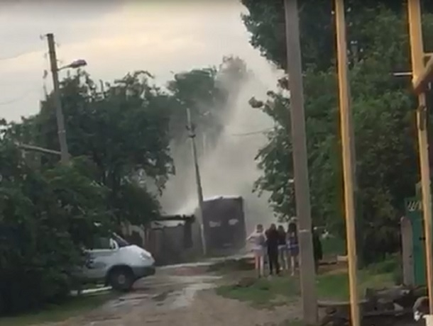 Мощный фонтан водопроводной воды затопил улицу Калиновского в Шахтах