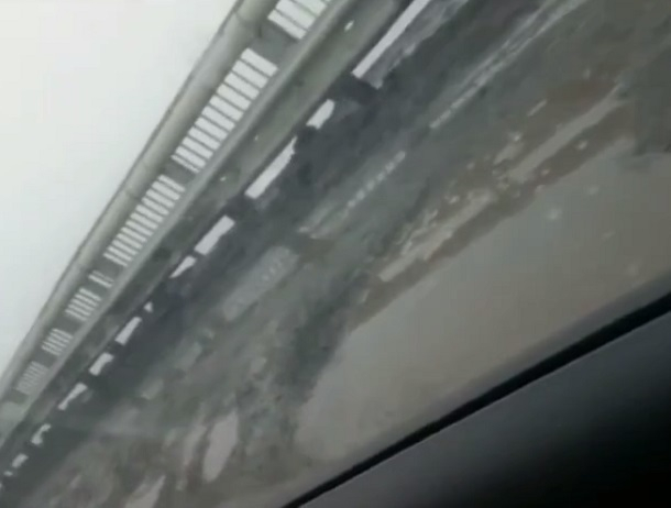 «Снег сошел вместе с асфальтом», - шахтинцы оценили мост перед въездом в город