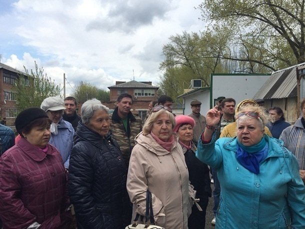 Около сотни жителей поселка Машзавод вышили отстаивать футбольное поле в Шахтах
