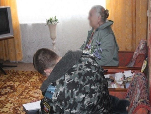 Под Шахтами мошенница под предлогом продажи одежды выманила у пенсионеров около 300 тысяч рублей