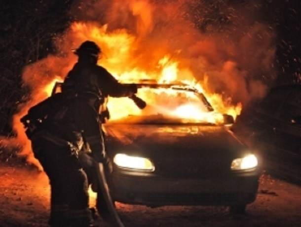 В Шахтах ночью сгорел легковой автомобиль