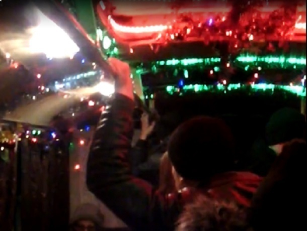 Новогодний автобус ездит по улицам Шахт