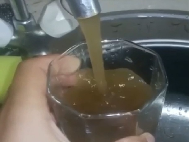 Вода цвета кофе идет из крана Шахтах
