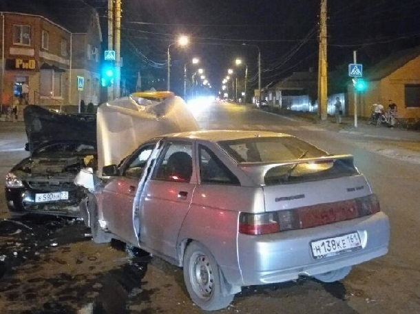 В ночной аварии  двух ВАЗов в Шахтах пострадали три человека