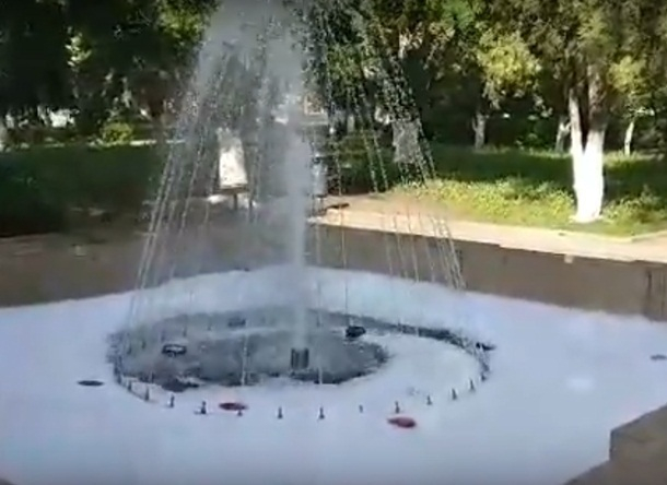 Вспенился фонтан на центральной площади города Шахты