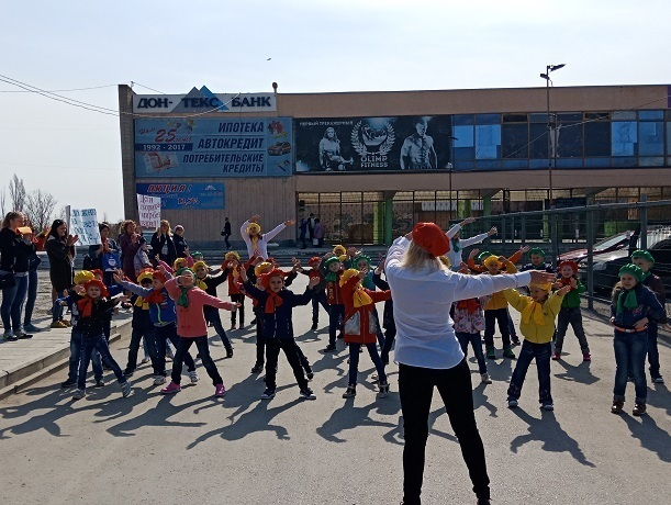 Танцевальный флэшмоб провели малыши из детского сада «Лазорик» в Шахтах