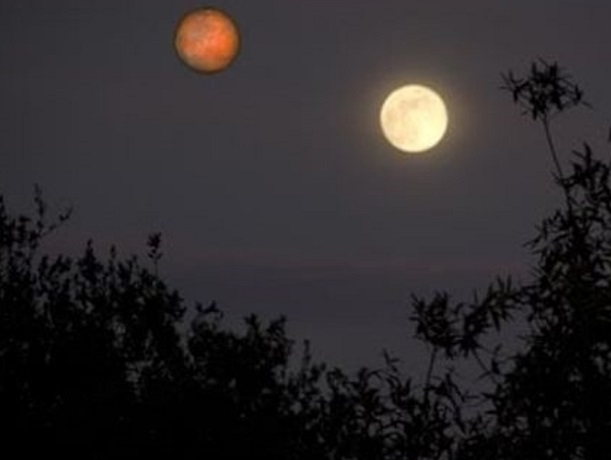 Впервые за почти 200 лет в небе над Шахтами видны две «луны»