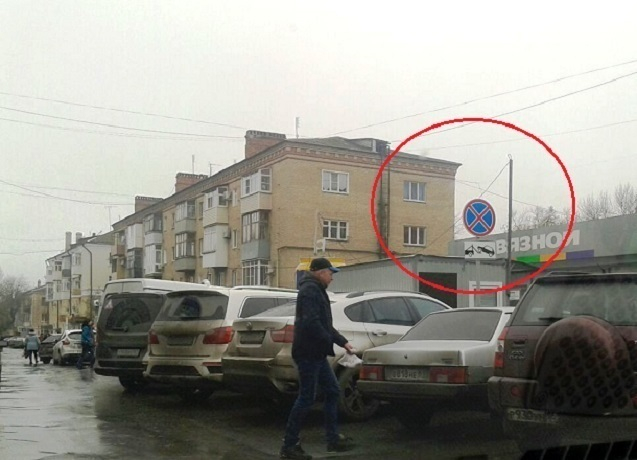 Шахтинцы возмущены хаотичной парковкой на улице Шевченко и выборочной эвакуацией нарушителей