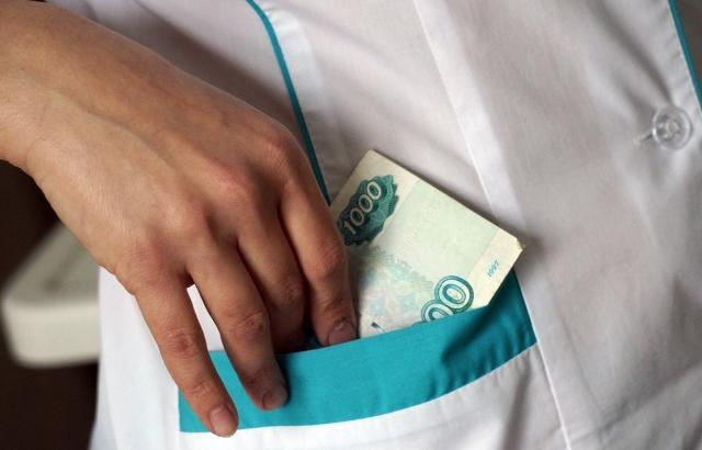 Снова взятки в больницах – шахтинского врача обвинили в получении 30 тысяч рублей