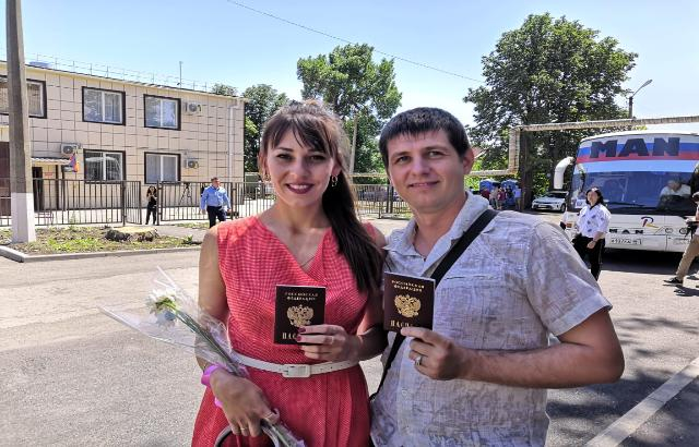 Рядом с Шахтами выдали первые российские паспорта гражданам ЛНР