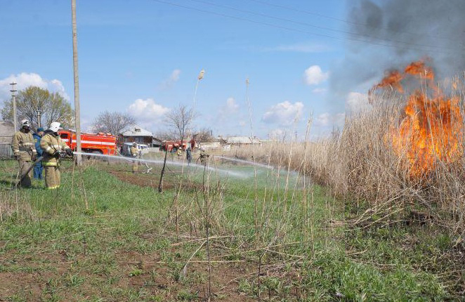 В Шахтах 100 пожарных тушили пламя в поселке Красино