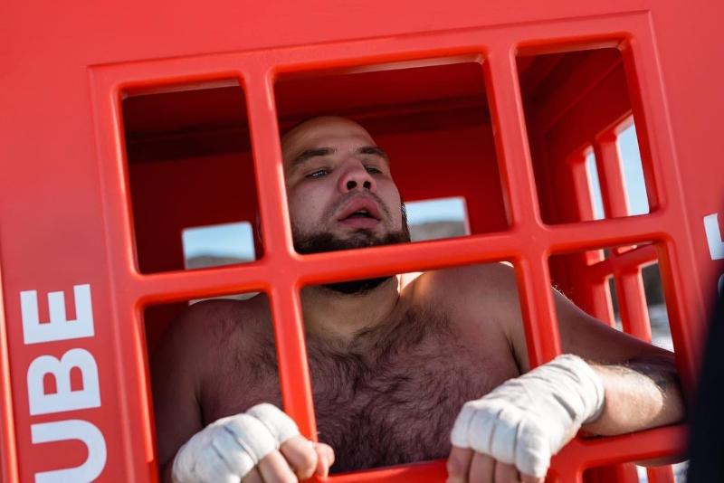 Кулачный бой в 30-градусный мороз: шахтинец Дмитрий Кобелев одолел соперника в телефонной будке