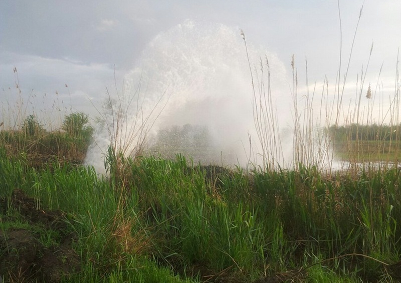 Коммунальный фонтан мощной струей забил рядом с «Лентой» в Шахтах