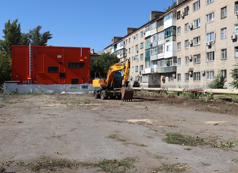 Совместными усилиями жителей и муниципалитета в Шахтах начался ремонт спортивной площадки