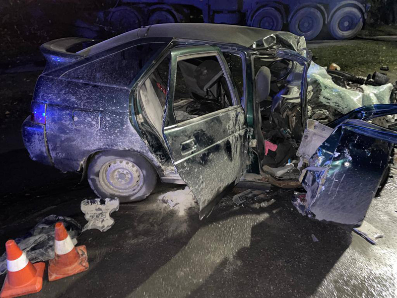 Водитель и 2 пассажира «двенашки» госпитализированы в результате столкновения с грузовиком в Шахтах