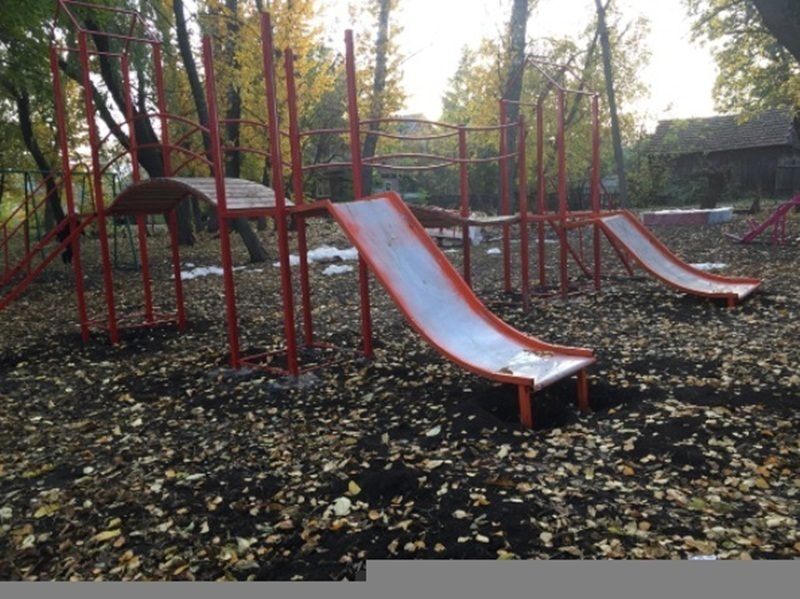 Опасная для жизни детская площадка появилась в посёлке Южной в Шахтах