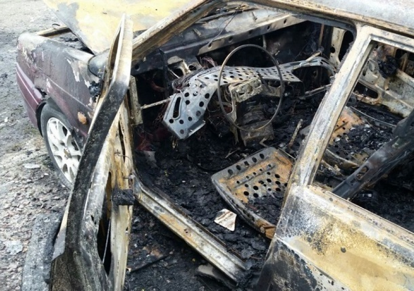 В результате поджога в Шахтах сгорел ВАЗ-2115