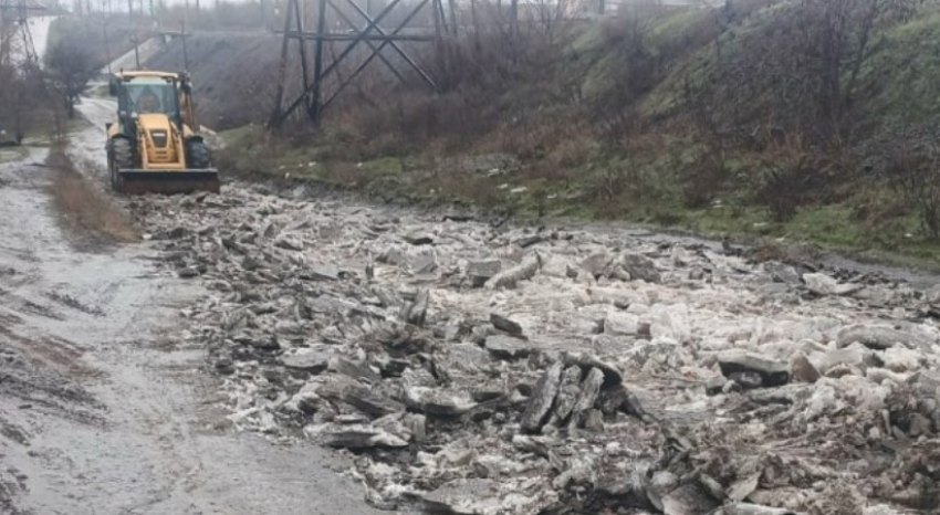 Два переулка в Шахтах оказались изолированы от города из-за прорыва водопровода