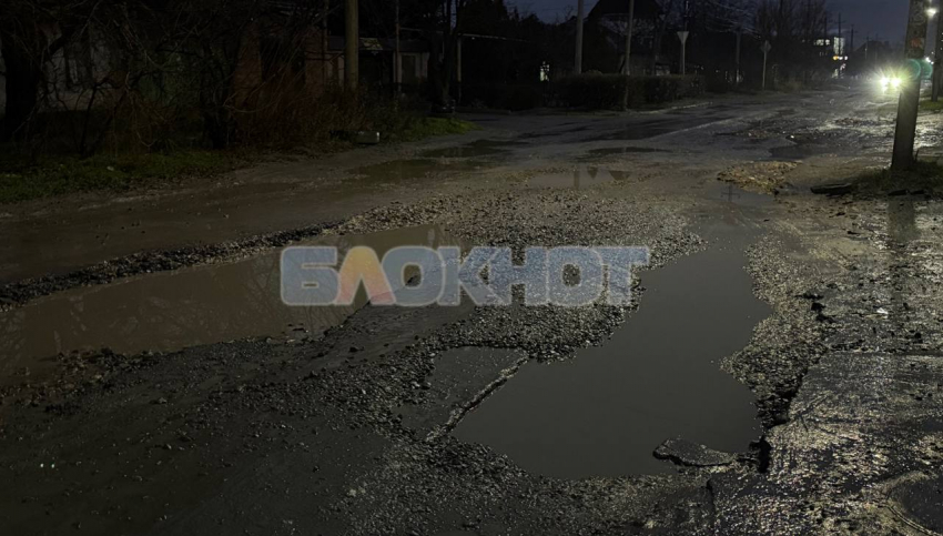 Водоканал после ремонта трубы в Шахтах оставил вместо дороги руины