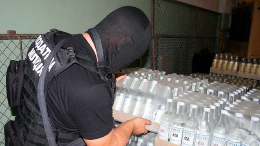 В Шахтах директора магазина посадили за сбыт 145 000 бутылок фальшивой водки