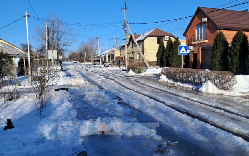 Трое детей провалились в лужу на улице Демехина в Шахтах из-за порыва трубы
