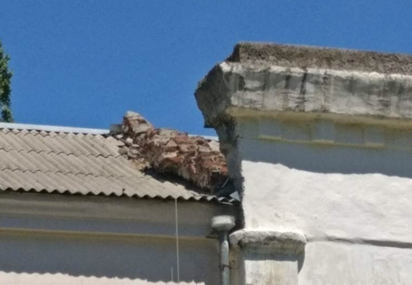 Отвалился кусок кладки на крыше школы №31 в поселке Артем в Шахтах