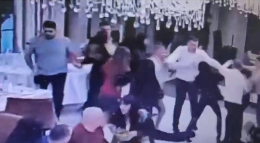 Обвиняемыми после драки в кафе «Кей-Стоун» стали трое, на которых напали 23 человека — жена одного из участников драки