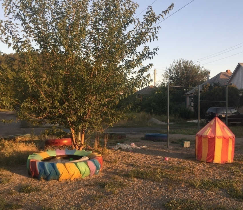 Детскую площадку устроили молодые мамы поселка Поповка в Шахтах 