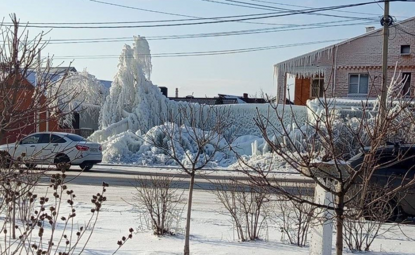 Ледяные скульптуры появились из-за коммунальной аварии в Шахтах