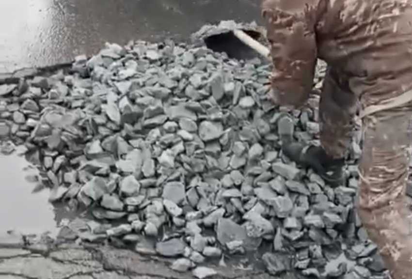 Жители Шахт вынуждены сами ремонтировать дороги из-за отсутствия внимания властей