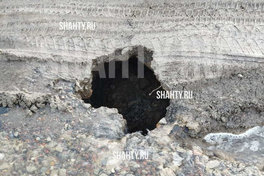 Дорога начала обрушаться из-за утечки воды в районе Красина в Шахтах