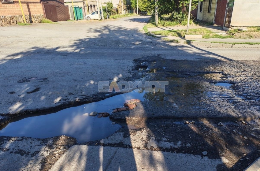 Дорогу Минского переулка в Шахтах круглосуточно размывает канализацией