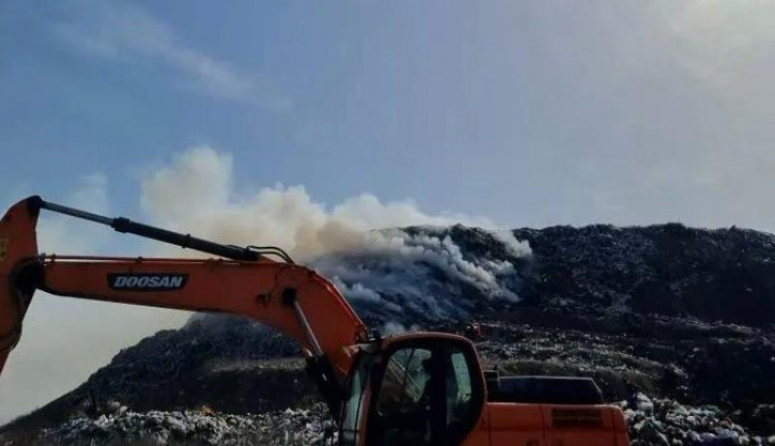 На мусорном полигоне в районе Красина в Шахтах загорелись отходы