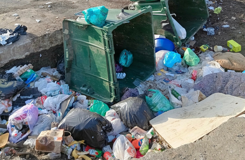 Жители жалуются на грязь и мусор на дорогах Шахт