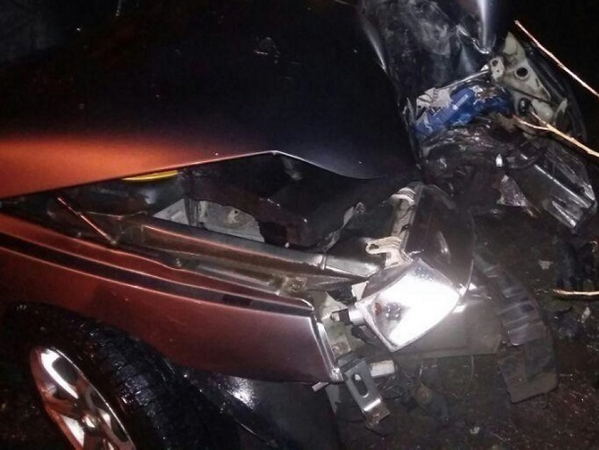 В Шахтах пострадал водитель  легковушки, протаранивший дерево