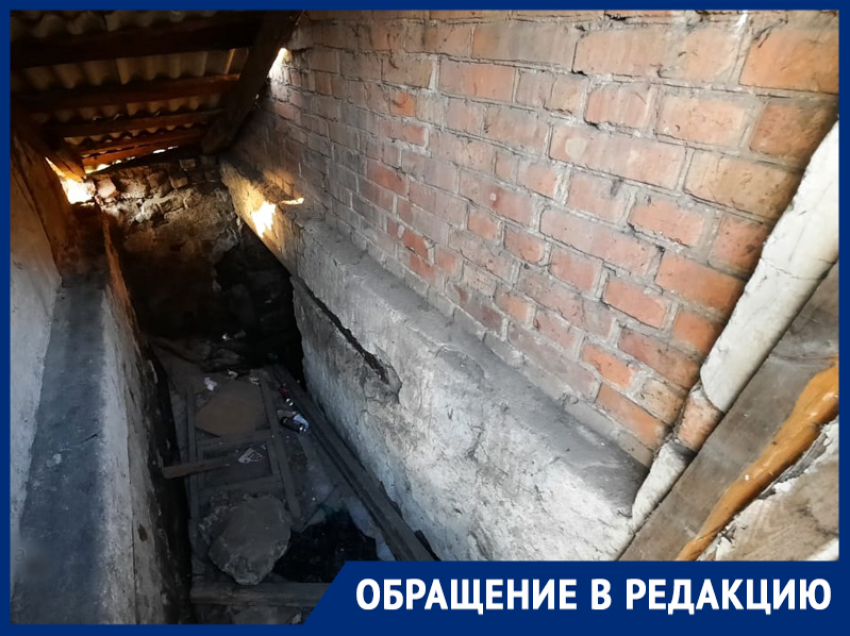 И без того аварийный дом разрушают течи канализации: жильцы Мешкова, 21 задыхаются от зловония 