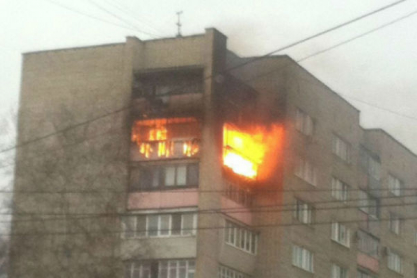 На центральной улице Шахт загорелся пятиэтажный дом