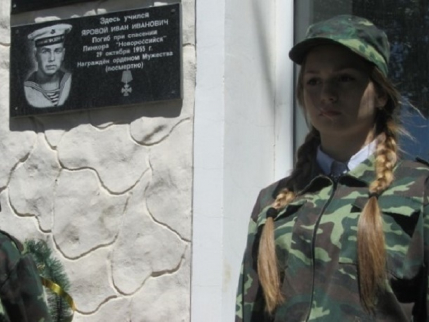 Открытие памятной доски, выпускнику школы №9, погибшему при спасении линкора «Новороссийск», прошло в Шахтах. 