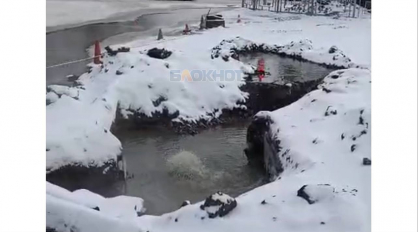 Канализационные стоки затапливают дома на улице Рылеева в Шахтах
